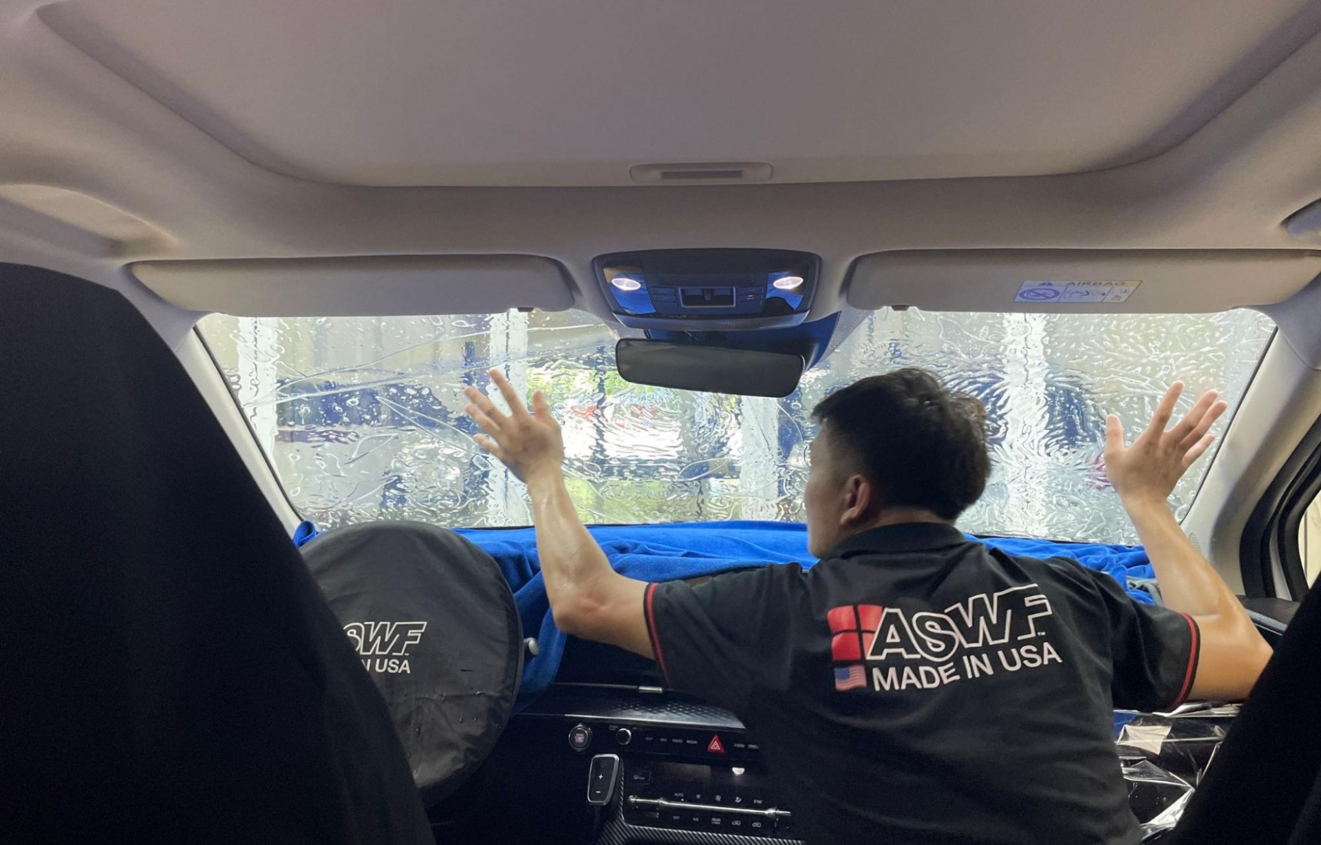 Thi công dán phim cách nhiệt ASWF xe hơi tại Hồ Chí Minh